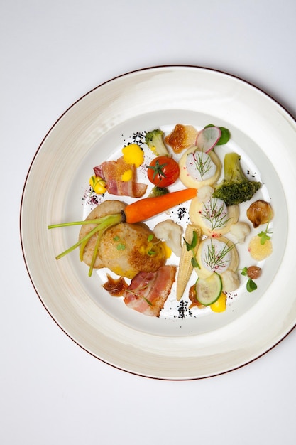 Profesjonalne danie w ciepłych kolorach